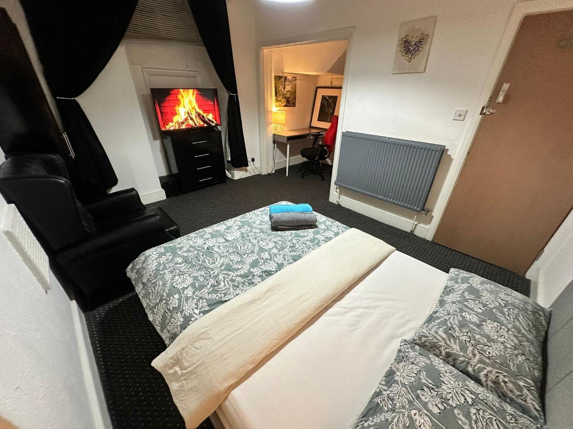 Whitechapel Station Rooms R1 London Exterior foto